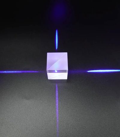 Modello di oggetto scientifico con laser blu e specchio trasparente, utilizzato per esperimenti di ottica e rifrazione. Perfetto come decorazione educativa o da laboratorio.