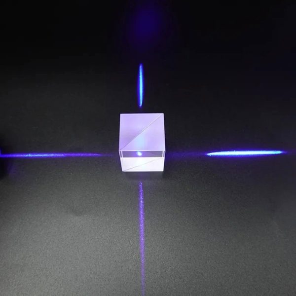 Modello di oggetto scientifico con laser blu e specchio trasparente, utilizzato per esperimenti di ottica e rifrazione. Perfetto come decorazione educativa o da laboratorio.