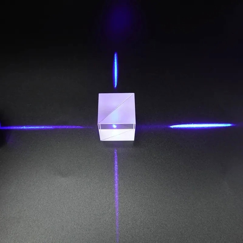 Modello di oggetto scientifico con laser blu e specchio trasparente, utilizzato per esperimenti di ottica e rifrazione. Perfetto come decorazione educativa o da laboratorio.