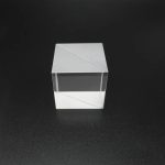 Modello di oggetto scientifico in vetro trasparente con linee diagonali, ideale come decorazione o strumento didattico.