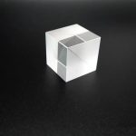 Palla di vetro trasparente con cubo interno, oggetto decorativo scientifico, ideale per esposizioni e decorazioni educative.