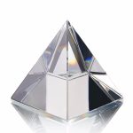 Piramide di cristallo decorativa, oggetto scientifico elegante e moderno, perfetto come decorazione da scrivania o da esposizione, simbolo di precisione e innovazione.