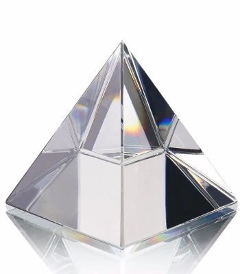 Piramide di cristallo decorativa, oggetto scientifico elegante e moderno, perfetto come decorazione da scrivania o da esposizione, simbolo di precisione e innovazione.