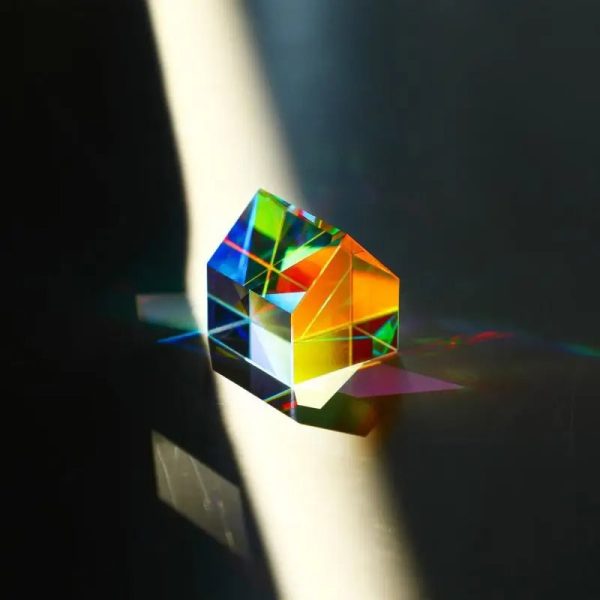 Oggetto scientifico in vetro con riflessi arcobaleno.