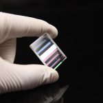 Un prisma di laboratorio utilizzato per la dispersione della luce in un esperimento scientifico.