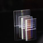 Vetrini di cristallo trasparente con riflessi iridescenti, ideali come decorazioni scientifiche o oggetti da collezione. Perfetti per appassionati di scienza e design innovativo.