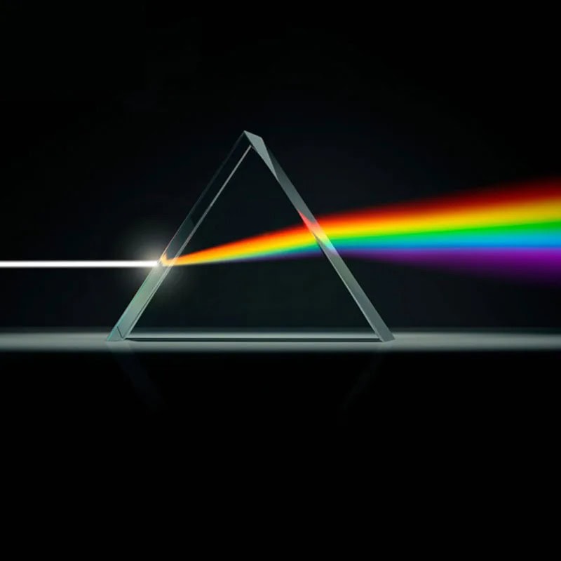 Raggio di luce bianca che attraversa un prisma, scomponendosi in uno spettro di colori vibranti.