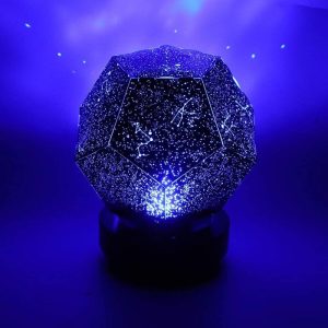 Palla stellare luminosa 3D con proiezione di costellazioni e stelle, ideale come decorazione scientifica e oggetto di arredamento originale.