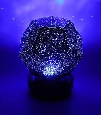 Palla stellare luminosa 3D con proiezione di costellazioni e stelle, ideale come decorazione scientifica e oggetto di arredamento originale.
