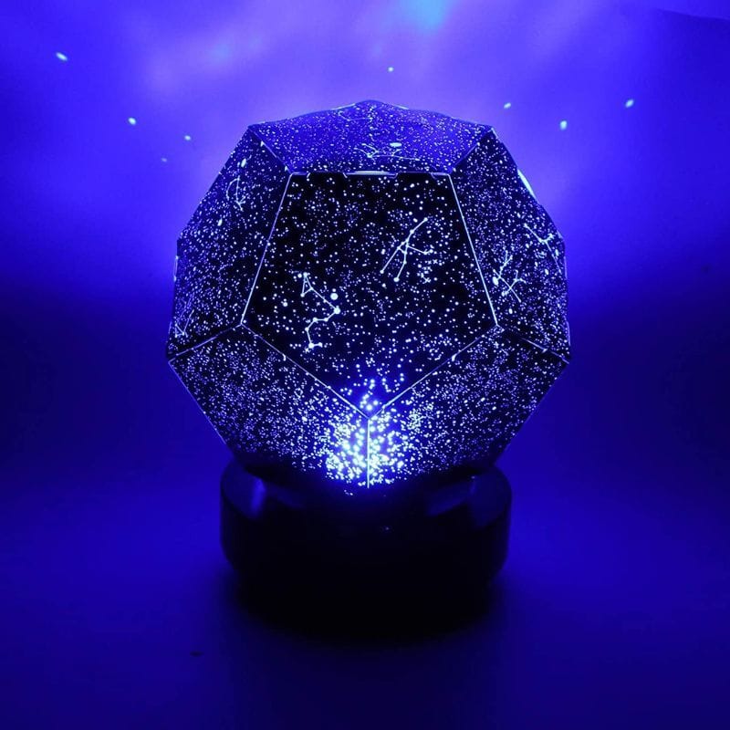 Palla stellare luminosa 3D con proiezione di costellazioni e stelle, ideale come decorazione scientifica e oggetto di arredamento originale.