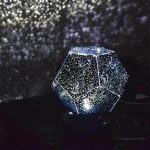 Palla di cristallo LED con effetti di luce stellare, decorazione scientifica luminosa per ambienti interni, ideale come oggetto decorativo ispirato alla scienza e all'astronomia.