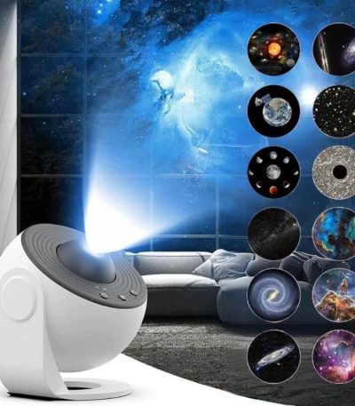 Proiettore di immagini dello spazio con sfondo di galassie e pianeti, ideale per decorazioni scientifiche e ambienti educativi.