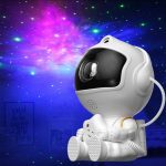 Decorazione a forma di astronauta in stile futuristico, perfetta per ambienti scientifici o decorazioni a tema spaziale, con dettagli curati e design innovativo.