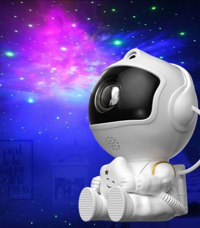 Decorazione a forma di astronauta in stile futuristico, perfetta per ambienti scientifici o decorazioni a tema spaziale, con dettagli curati e design innovativo.