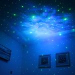 Proiezione di luci a forma di stelle e galassie sul soffitto di una stanza, creando un'atmosfera spaziale e affascinante. Perfetta come decorazione scientifica o per ambienti educativi e di intratteni.