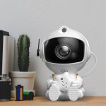 Fotocamera robotica decorativa con design carino e moderno, ideale come oggetto scientifico e decorativo per ambienti di studio o ufficio.