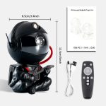 Robot astronauta in stile fumetto con accessori, dimensioni 8.5cm x 12.5cm, perfetto come decorazione scientifica o regalo per appassionati di spazio e tecnologia.
