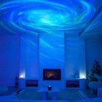 Vasca idromassaggio con proiezione di stelle e galassie sul soffitto, creando un'atmosfera rilassante e spaziale in una stanza moderna.
