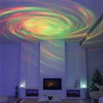 Vortex di luci colorate che crea un effetto visivo suggestivo sul soffitto di una stanza moderna, ideale per decorazioni scientifiche o ambienti creativi.