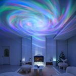 Vortice di luci colorate che crea un effetto visivo dinamico e affascinante nel soggiorno moderno, con arredi minimalisti e decorazioni natalizie.