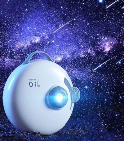 Proiettore stellare portatile con luce blu, ideale per decorazioni scientifiche e ambienti educativi, crea un'atmosfera spaziale con stelle e pianeti.