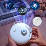 Oggetto scientifico con proiettore di galassie e pianeti, ideale per decorazioni educative e ambienti scientifici.