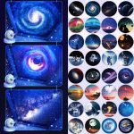 Decorazioni scientifiche con immagini di galassie e cieli stellati.