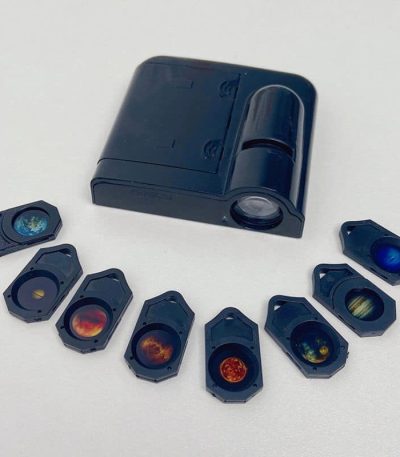 Set di lenti di proiezione astronomica con custodia, ideale per osservazioni e presentazioni scientifiche, perfetto per appassionati di astronomia e insegnanti.