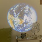 Mappamondo proiettato con immagine della Terra, decorazione scientifica per ambienti educativi o di studio, ideale per appassionati di astronomia e scienza.
