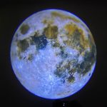 Un'immagine ravvicinata della superficie lunare, evidenziando crateri e caratteristiche geologiche uniche.