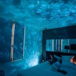 Camera da letto con soffitto e pareti decorati con luci a effetto stelle, creando un'atmosfera magica e rilassante. Perfetta per gli amanti dell'astronomia e delle decorazioni scientifiche.