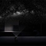 Proiettore astronomico che riproduce il cielo stellato e la Via Lattea, ideale come decorazione scientifica e oggetto di studio per appassionati di astronomia.