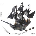 Nave pirata decorativa in stile gotico con vele nere e dettagli scheletrici, perfetta come oggetto decorativo per ambienti a tema marittimo o gotico.