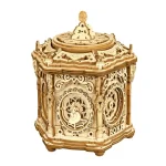 Orologio a cucù in legno intagliato, decorato con dettagli artistici e meccanismi tradizionali, perfetto come oggetto decorativo e da collezione.