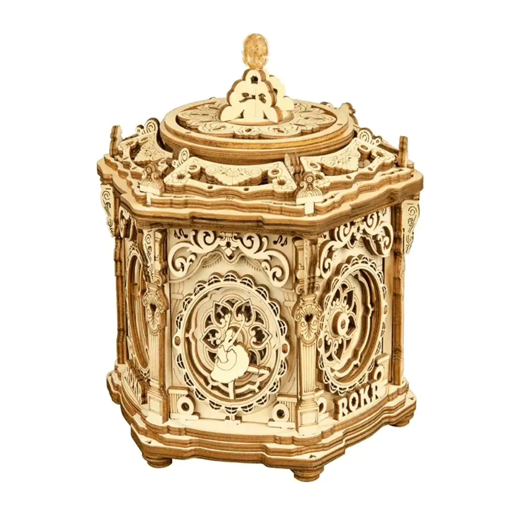 Orologio a cucù in legno intagliato, decorato con dettagli artistici e meccanismi tradizionali, perfetto come oggetto decorativo e da collezione.