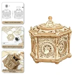 Oggetto decorativo in legno con ingranaggi e dettagli intricati, perfetto come decorazione scientifica o oggetto da collezione, con design complesso e artigianale.
