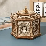Orologio a cucù in legno con dettagli intricati e decorazioni ispirate alla scienza, perfetto come oggetto decorativo originale e educativo.