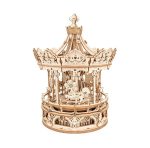 Giostra musicale in legno con dettagli intricati e movimento rotatorio, perfetta come decorazione scientifica o oggetto da collezione.