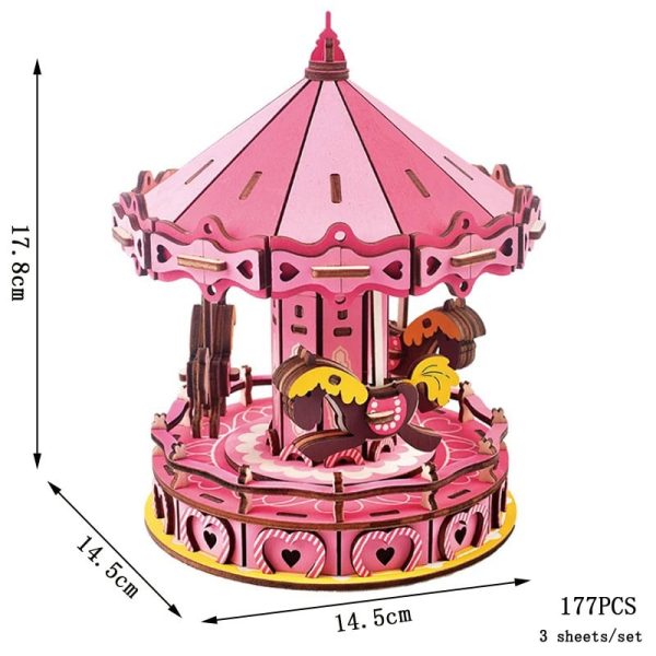 Carosello a dondolo in legno rosa con dettagli decorativi e cavalli, perfetto come oggetto decorativo o giocattolo scientifico per bambini.