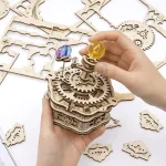 Modello di oggetto scientifico in legno con ingranaggi e manopole, perfetto come decorazione o oggetto educativo. Realizzato con dettagli precisi e materiali di alta qualità.