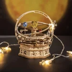 Modellino di sistema solare in legno con pianeti e anelli, decorazione scientifica educativa, perfetta per appassionati di astronomia e decorazioni originali.