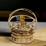 Orologio planetario in legno con sfere colorate, rappresenta il sistema solare in miniatura, perfetto come decorazione scientifica e oggetto da collezione.