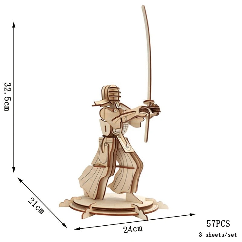 Spadaccino Samurai in Legno 3D Statua in legno di un samurai con spada, decorazione artistica e educativa, altezza 32,5 cm, perfetta come oggetto decorativo o da collezione.