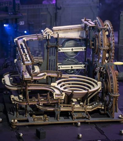 Modello di motore meccanico in legno e metallo, con ingranaggi e componenti visibili, perfetto come decorazione scientifica o oggetto da collezione.