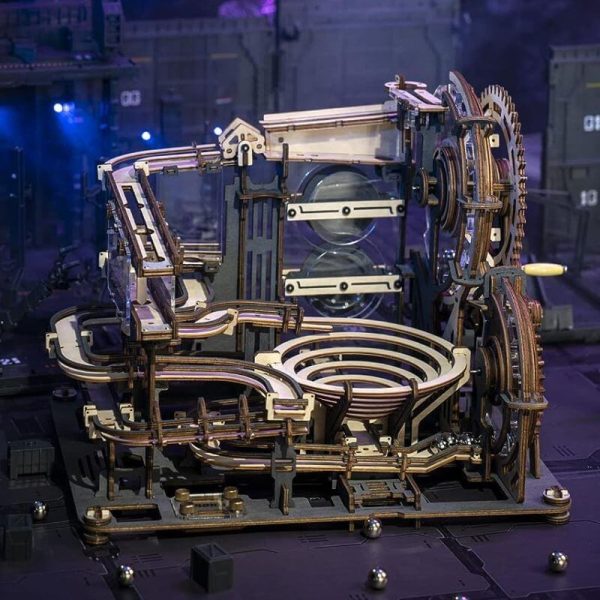 Modello di motore meccanico in legno e metallo, con ingranaggi e componenti visibili, perfetto come decorazione scientifica o oggetto da collezione.