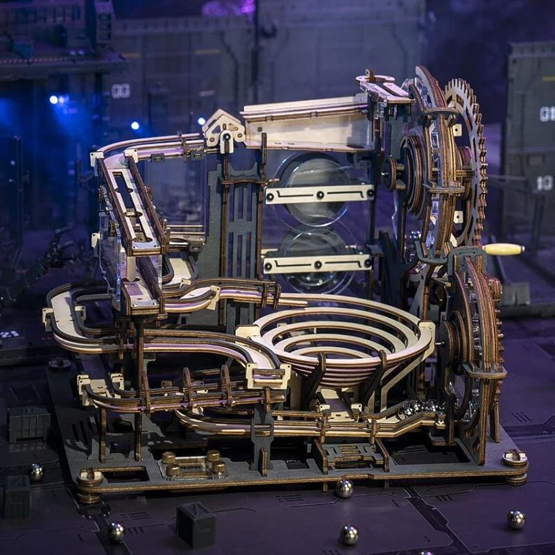 Modello di motore meccanico in legno e metallo, con ingranaggi e componenti visibili, perfetto come decorazione scientifica o oggetto da collezione.