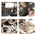 Dettaglio di un motore di orologio meccanico in legno con ingranaggi e componenti in movimento, perfetto come decorazione scientifica e oggetto di design.