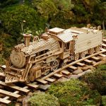 Modello di treno in legno per modellismo scientifico, perfetto come decorazione educativa e decorativa, realizzato con dettagli precisi e materiali di alta qualità.