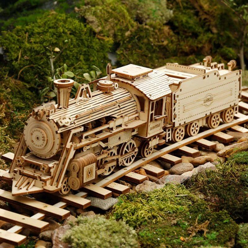Modello di treno in legno per modellismo scientifico, perfetto come decorazione educativa e decorativa, realizzato con dettagli precisi e materiali di alta qualità.