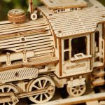 Modello di treno in legno dettagliato, perfetto come decorazione scientifica o oggetto da collezione, realizzato con precisione artigianale e materiali di alta qualità.
